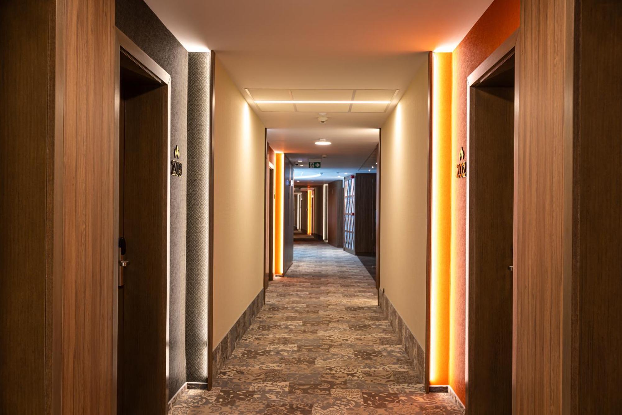 Hotel Crystal Wellness & Spa Superior ソバタ エクステリア 写真